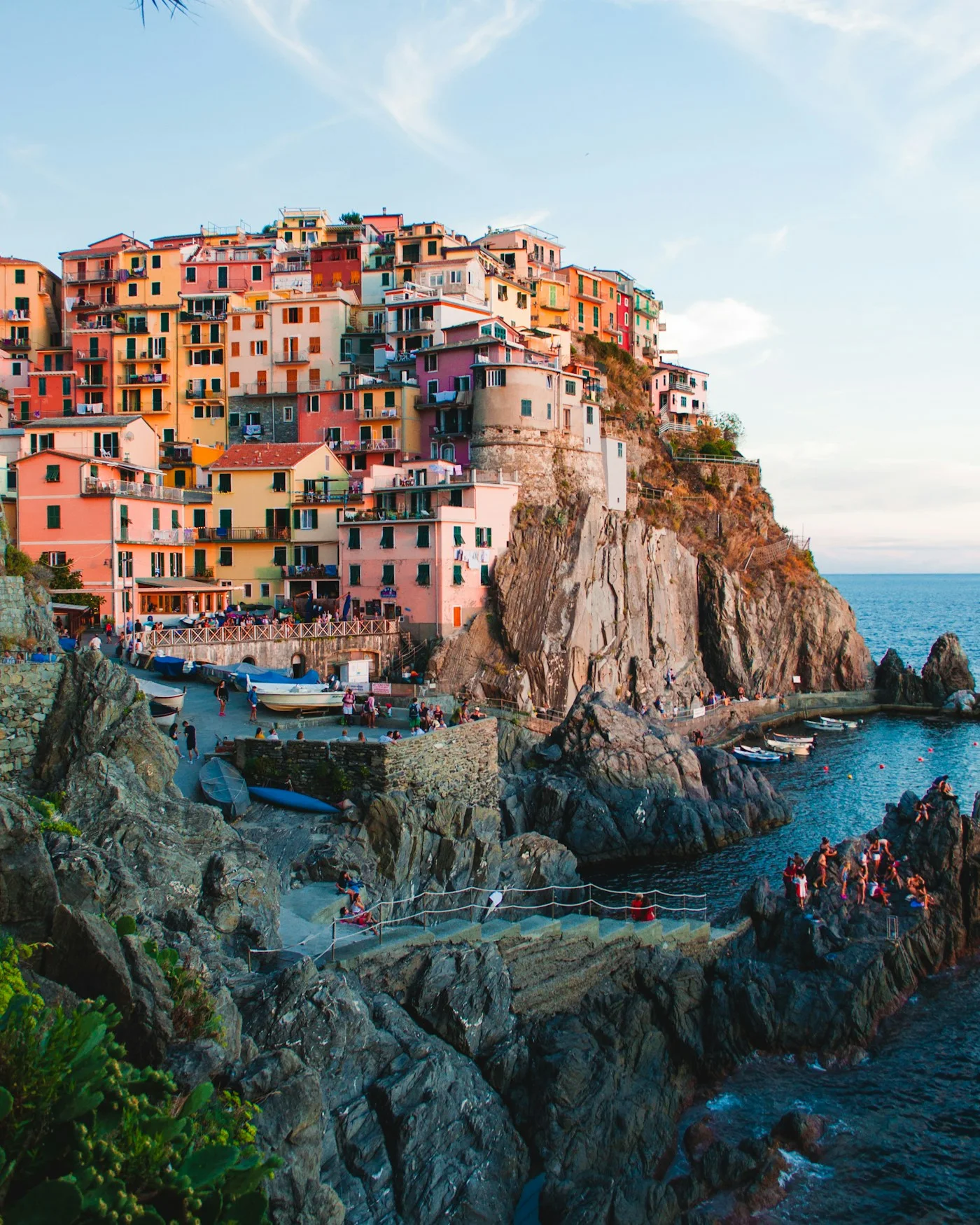 Pueblo junto al mar Mediterráneo, con casas de colores y barcos en la costa